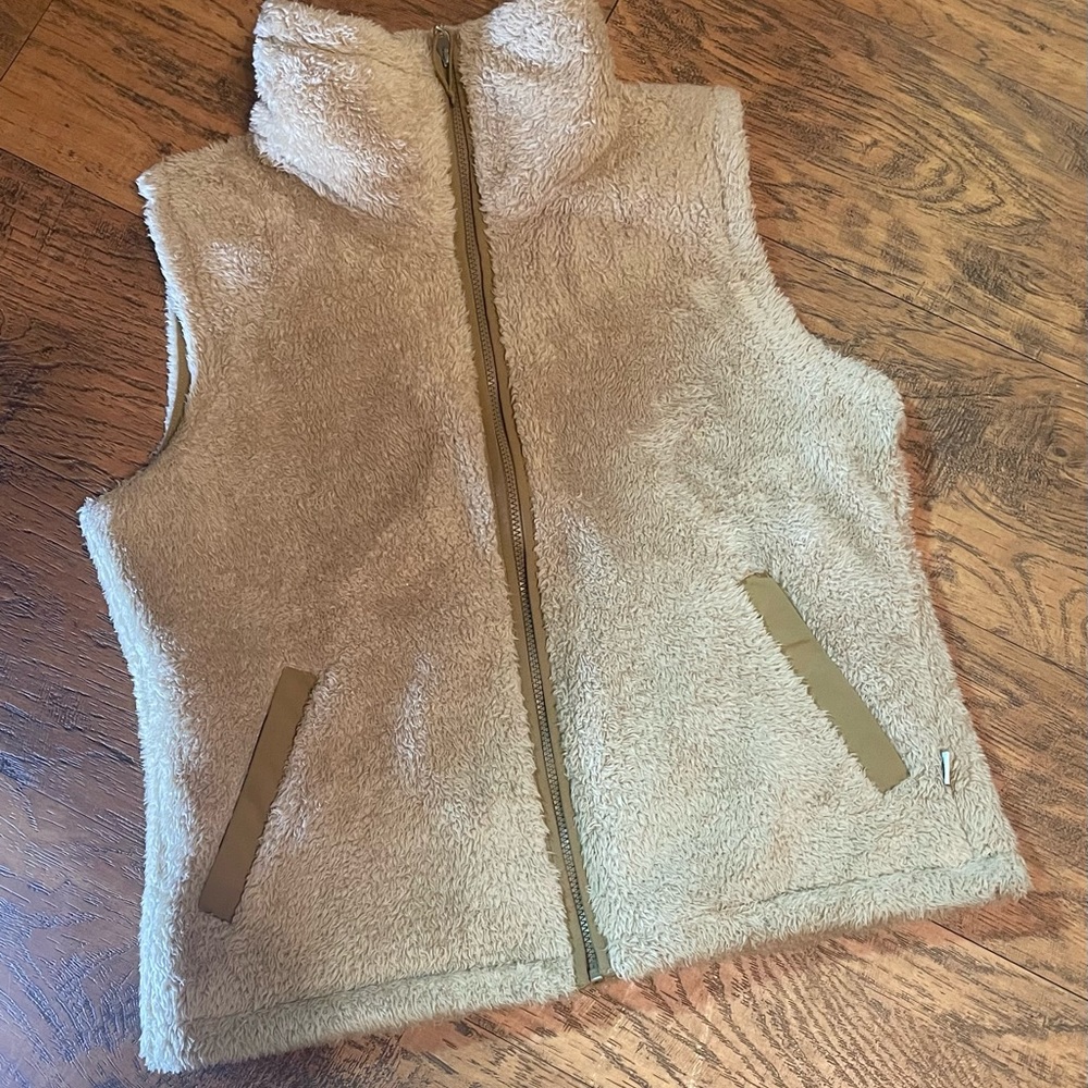 The north face Wmns tan sherpa style zip up vest high neck pockets Sz large